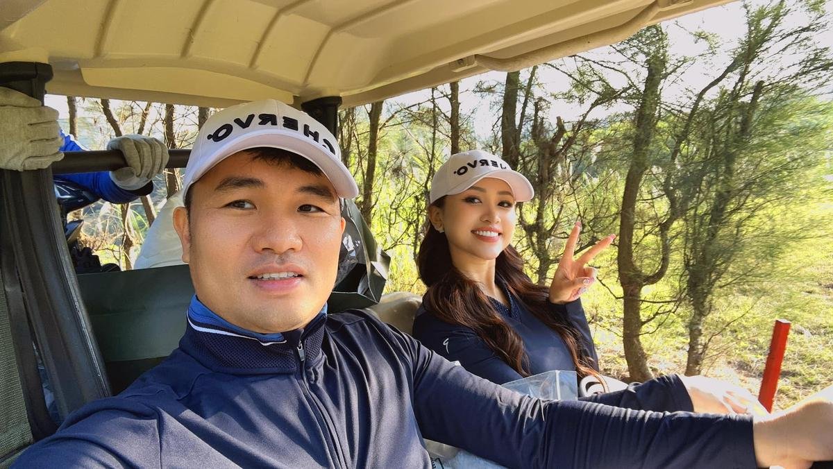 Có thể là hình ảnh về 2 người, mọi người đang đánh golf, xe đẩy chơi golf và sân golf