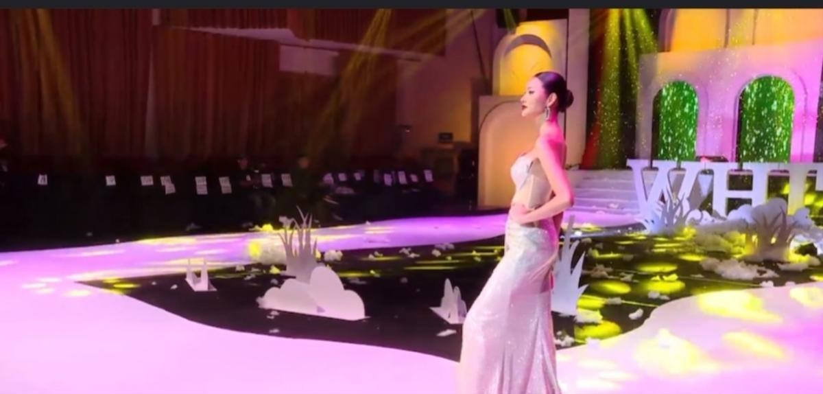 Á hậu hạng A Vbiz trình diễn vedette nhưng khán giả bỏ về hết, phản ứng khi catwalk gây chú ý Ảnh 2