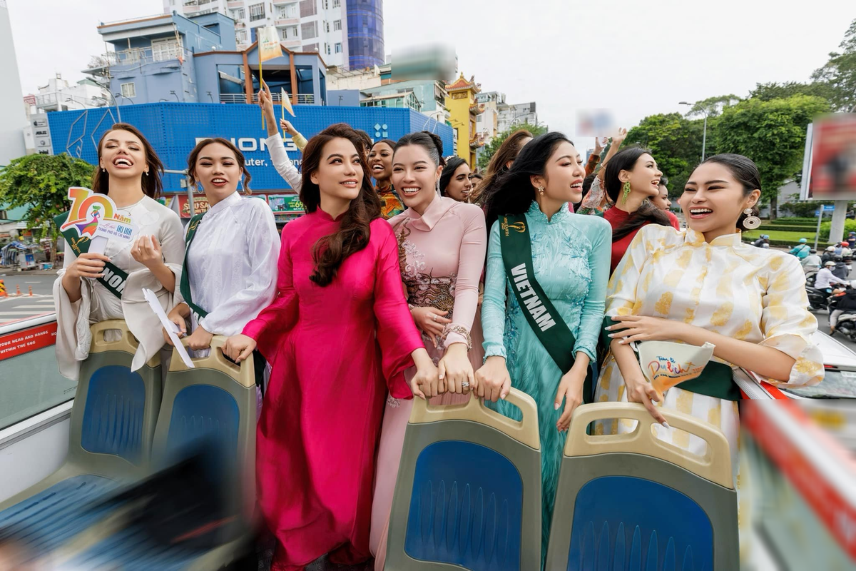 Thí sinh Miss Earth 2023 diện áo dài nền nã diễu hành trên phố Ảnh 2