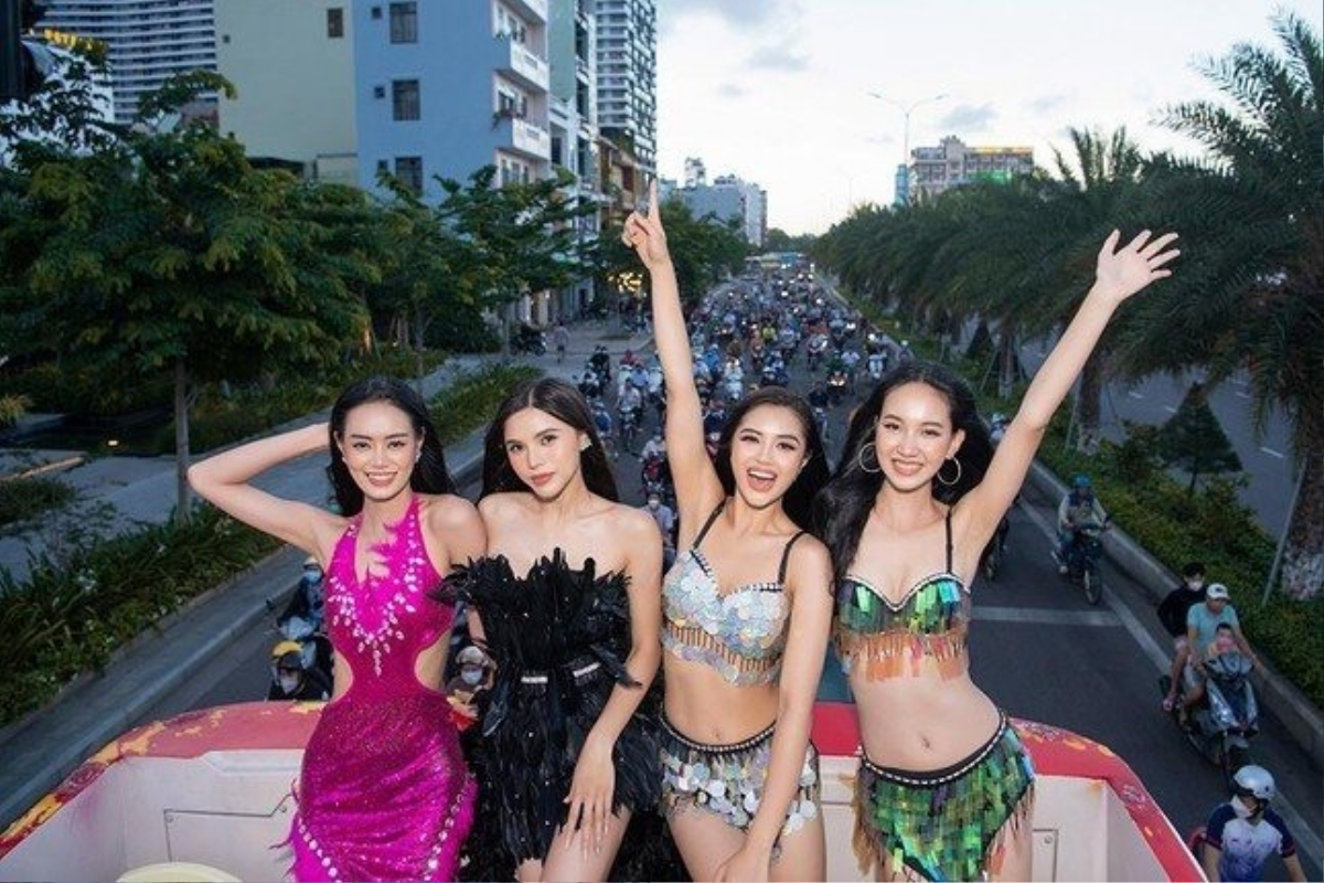 Thí sinh Miss Earth 2023 diện áo dài nền nã diễu hành trên phố Ảnh 4