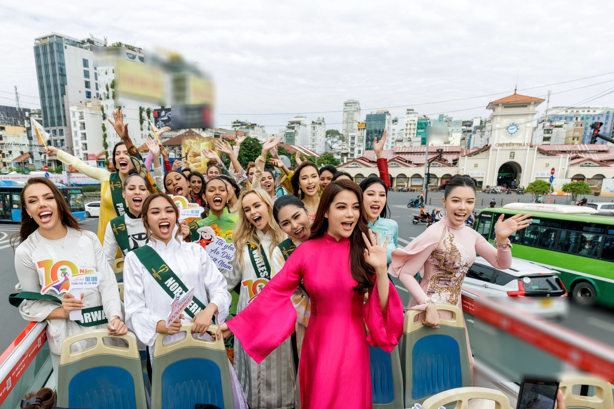 Thí sinh Miss Earth 2023 diện áo dài nền nã diễu hành trên phố Ảnh 1