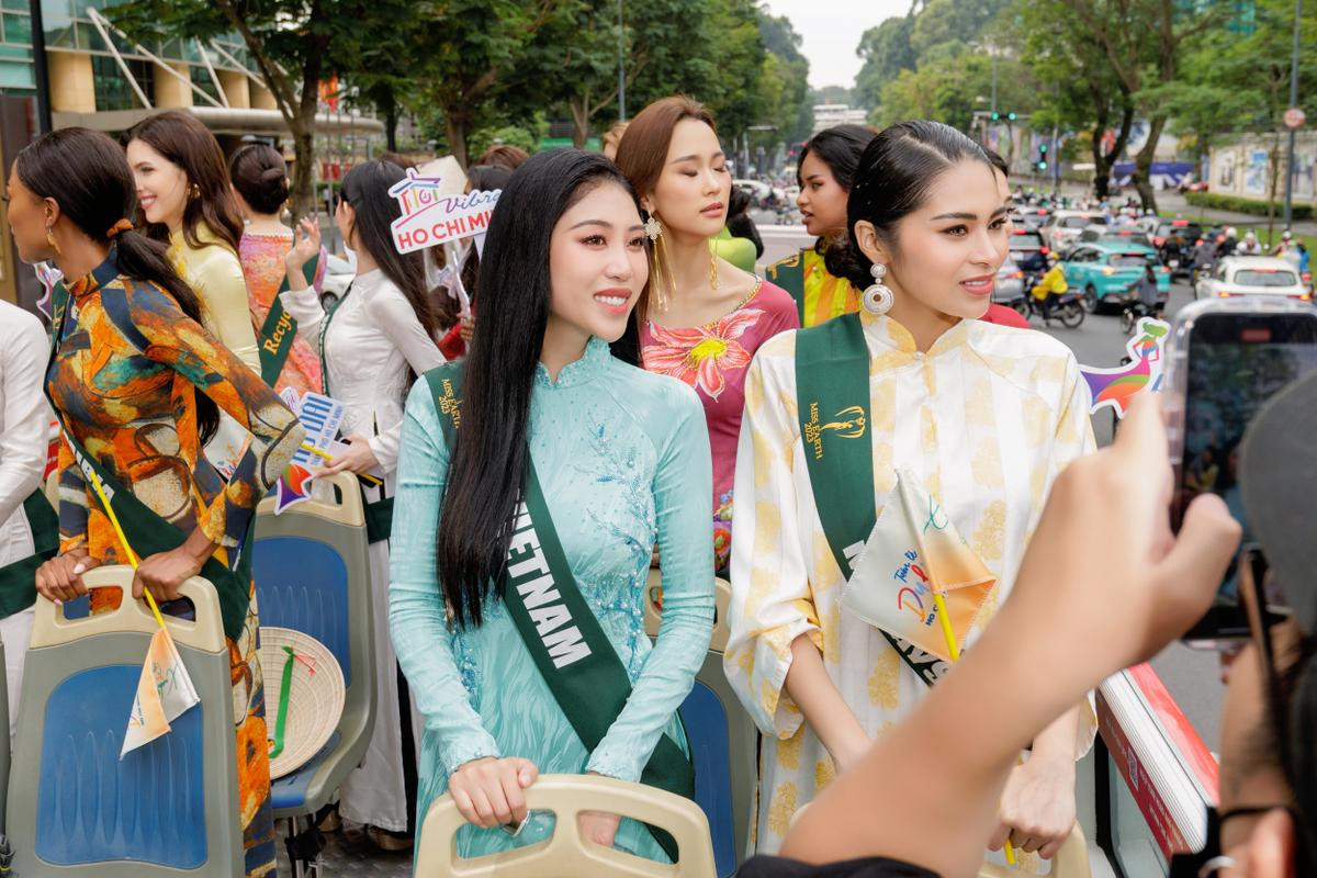 Thí sinh Miss Earth 2023 diện áo dài nền nã diễu hành trên phố Ảnh 3