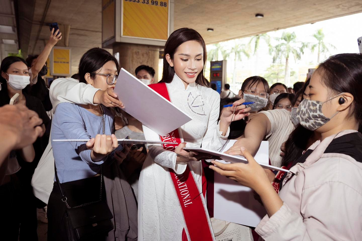 Bùi Quỳnh Hoa - Lương Mỹ Kỳ: Kẻ dự cuộc thi kém nổi vẫn đầy fan rước, người dự Miss Universe không ai đón Ảnh 1