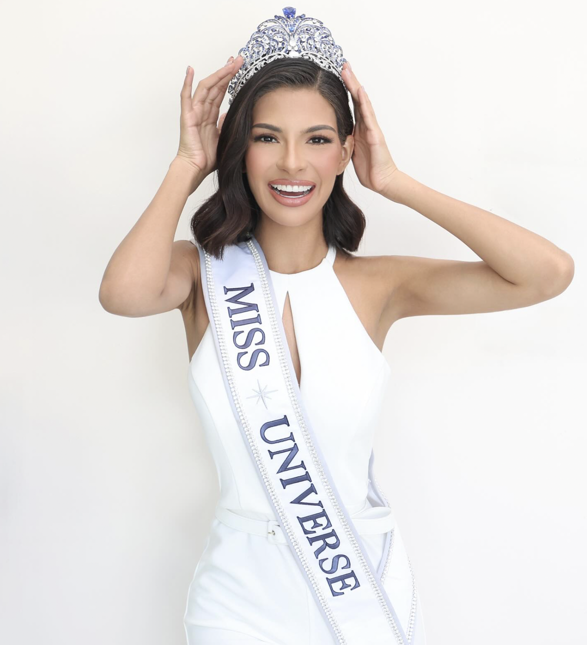 Diện 5 'outfit' trong ngày, tân Miss Universe vẫn ưu tiên chọn điều này! Ảnh 6