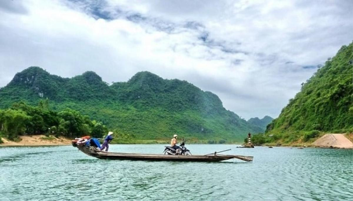 Bàu Tró: Kỳ lạ hồ nước ngọt 'không đáy' trên triền cát trắng Ảnh 2