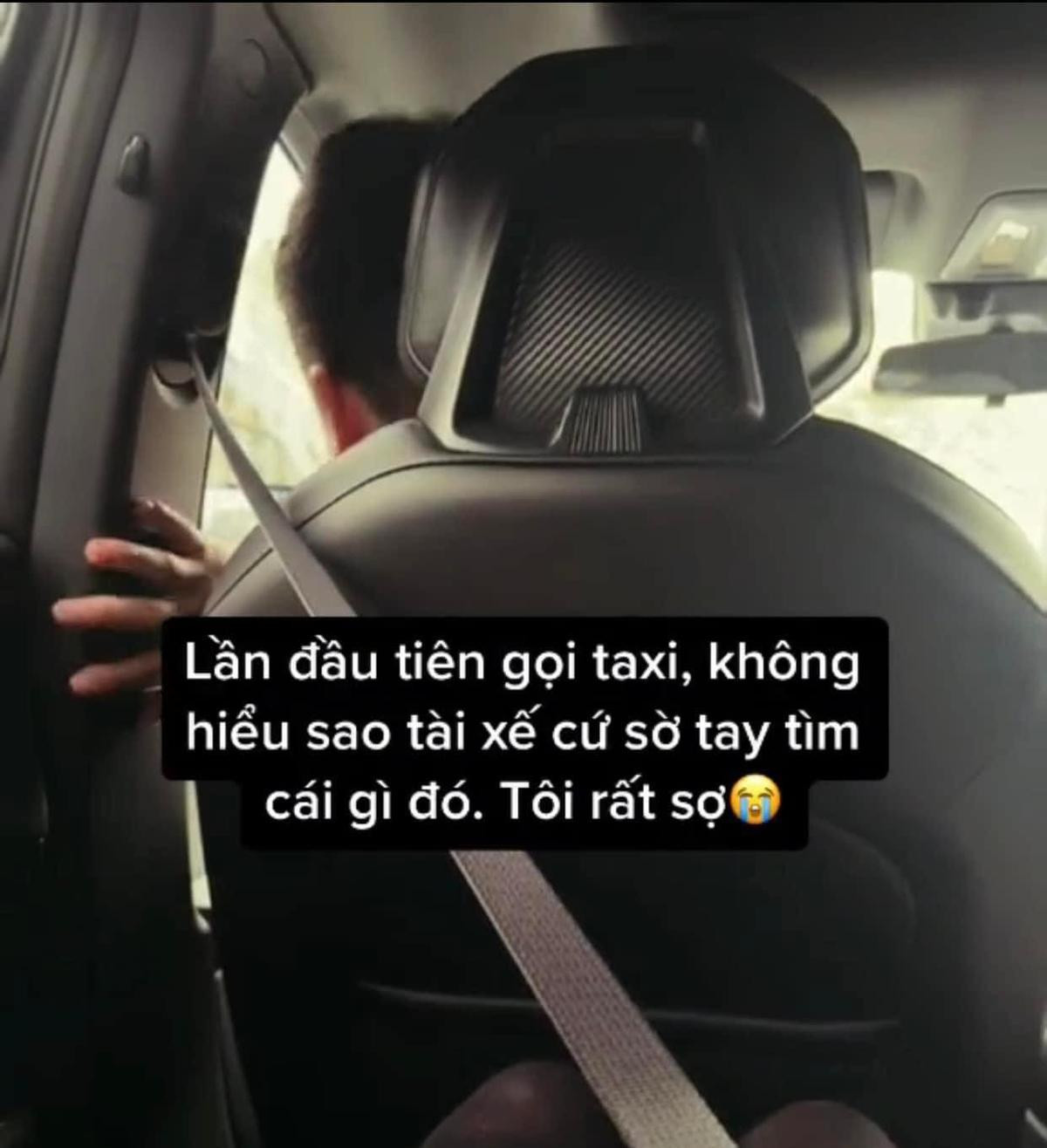 Cô gái vừa lên taxi liền hoảng sợ khi tài xế cứ đưa tay ra sau sờ soạng, sự thật khiến dân tình cười lăn Ảnh 1