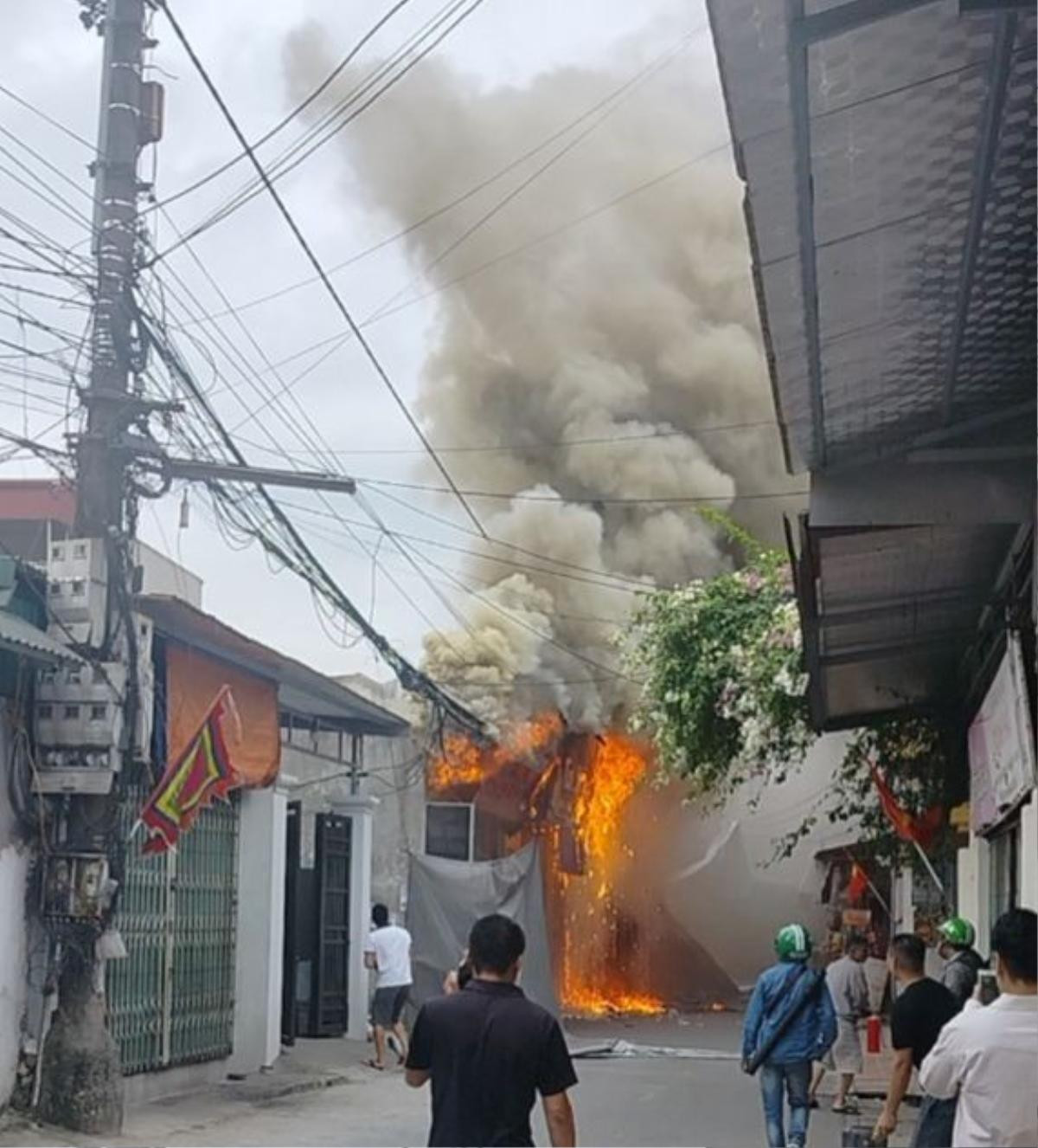 Lại cháy dãy ki-ốt ở Hà Nội: Ngọn lửa bốc lên dữ dội sau tiếng nổ lớn, người dân hoảng loạn bỏ chạy Ảnh 1