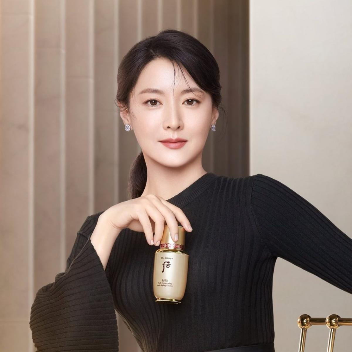 Nhan sắc 'thách thức thời gian' của 'Nàng Dae Jang Geum' - Lee Young Ae ở tuổi ngũ tuần Ảnh 9