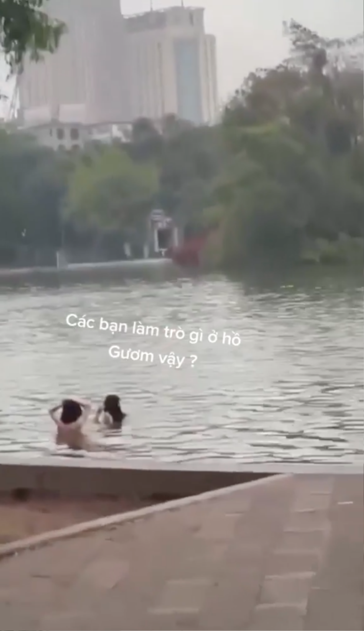 Xôn xao clip 2 người không mảnh vải che thân, tắm giữa hồ Hoàn Kiếm: Chính quyền vào cuộc xác minh Ảnh 1