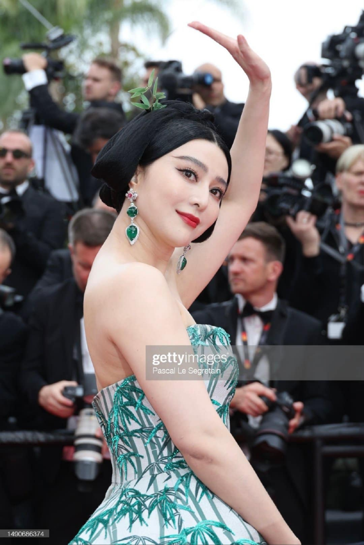 Ngày trở lại của Phạm Băng Băng tại Cannes 2023: Hào nhoáng, hoàn hảo đến từng chi tiết Ảnh 2