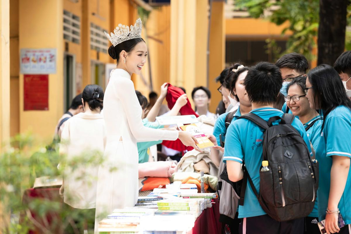 Hoa hậu Bảo Ngọc diện áo dài trắng tinh khôi về trường cấp 3, lan tỏa thông điệp 'sống xanh' Ảnh 6