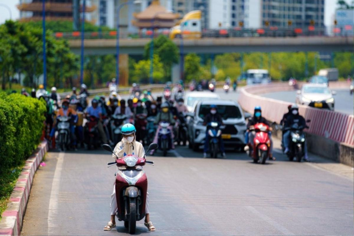 Miền Bắc và miền Trung hóa 'chảo lửa' với đợt nắng nóng mở rộng, có nơi trên 40 độ Ảnh 1