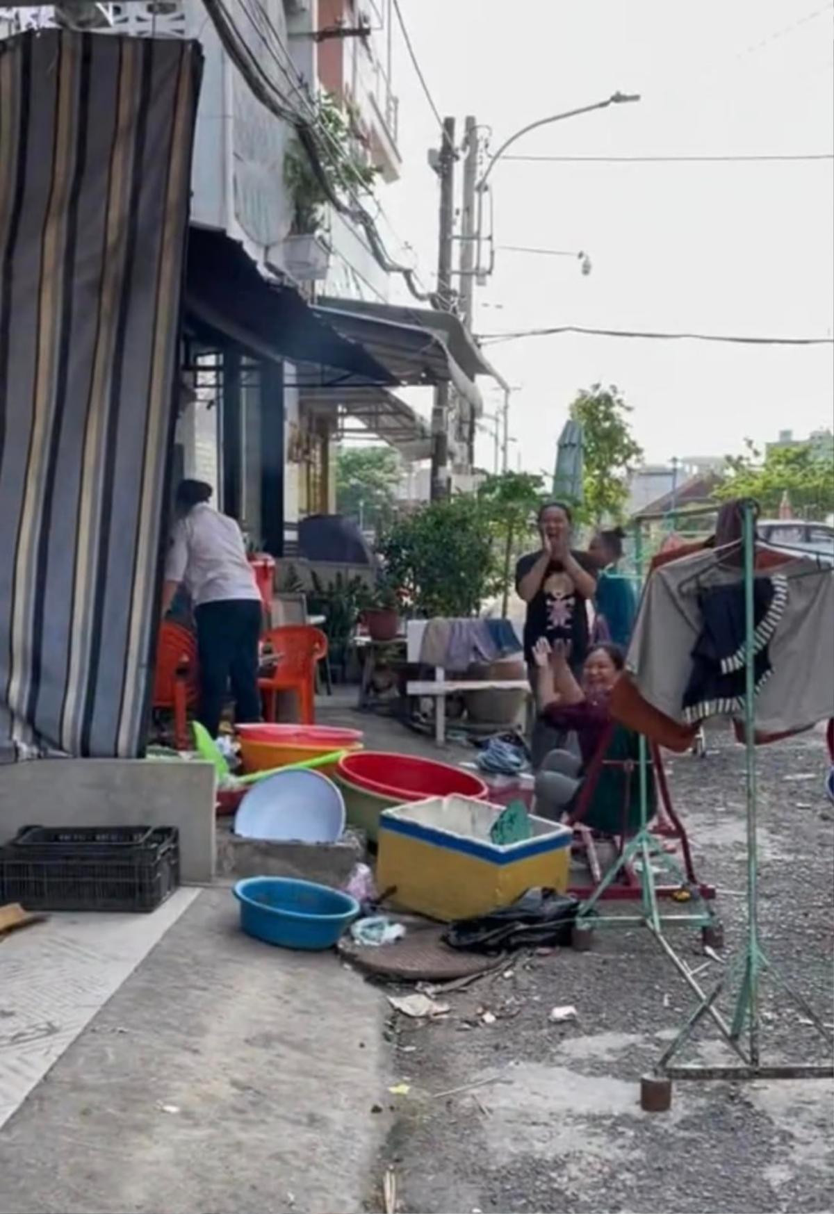 'Tân trạng nguyên' vừa tốt nghiệp lớp lá về làng và màn chúc mừng cực đáng yêu của cô chú hàng xóm Ảnh 3