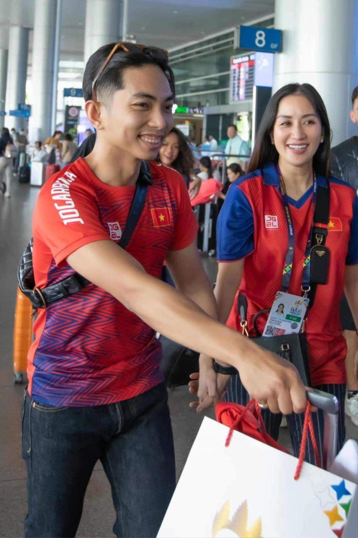 Khánh Thi bầu 5 tháng trở về từ SEA Games: Được ông xã ôm hôn tình cảm, tiết lộ điều đặc biệt Ảnh 1