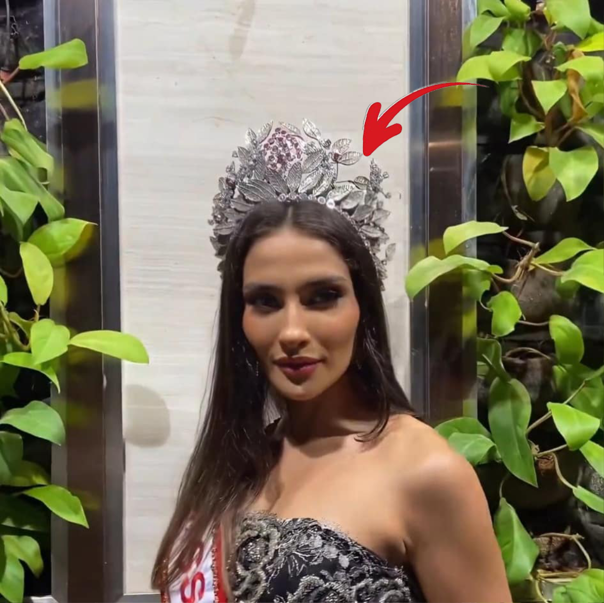 Miss Charm 2023 khiến netizen 'hú vía' khi xuất hiện cùng chiếc vương miện bị hư hại Ảnh 2