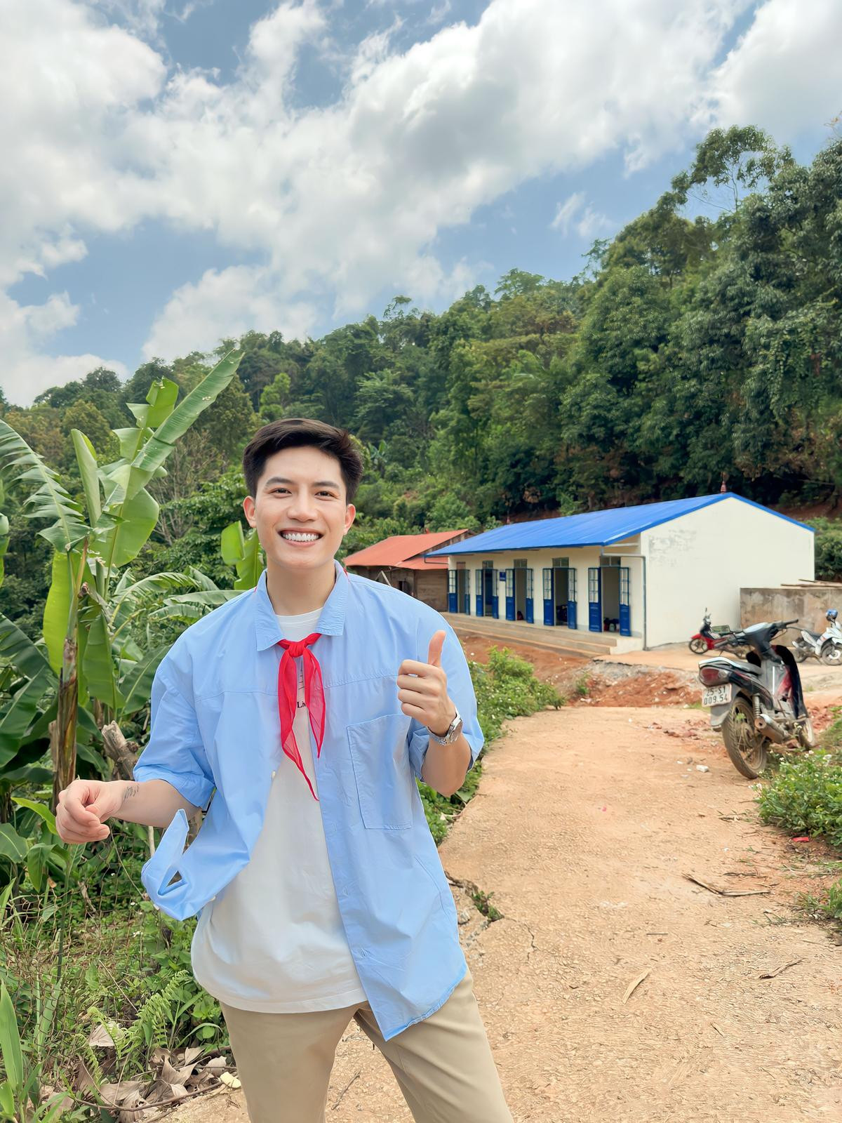 Ca sĩ Anh Tú chung tay cùng bạn thân Hoa khôi 'che nắng che mưa' cho các em học sinh nghèo vùng cao Ảnh 2