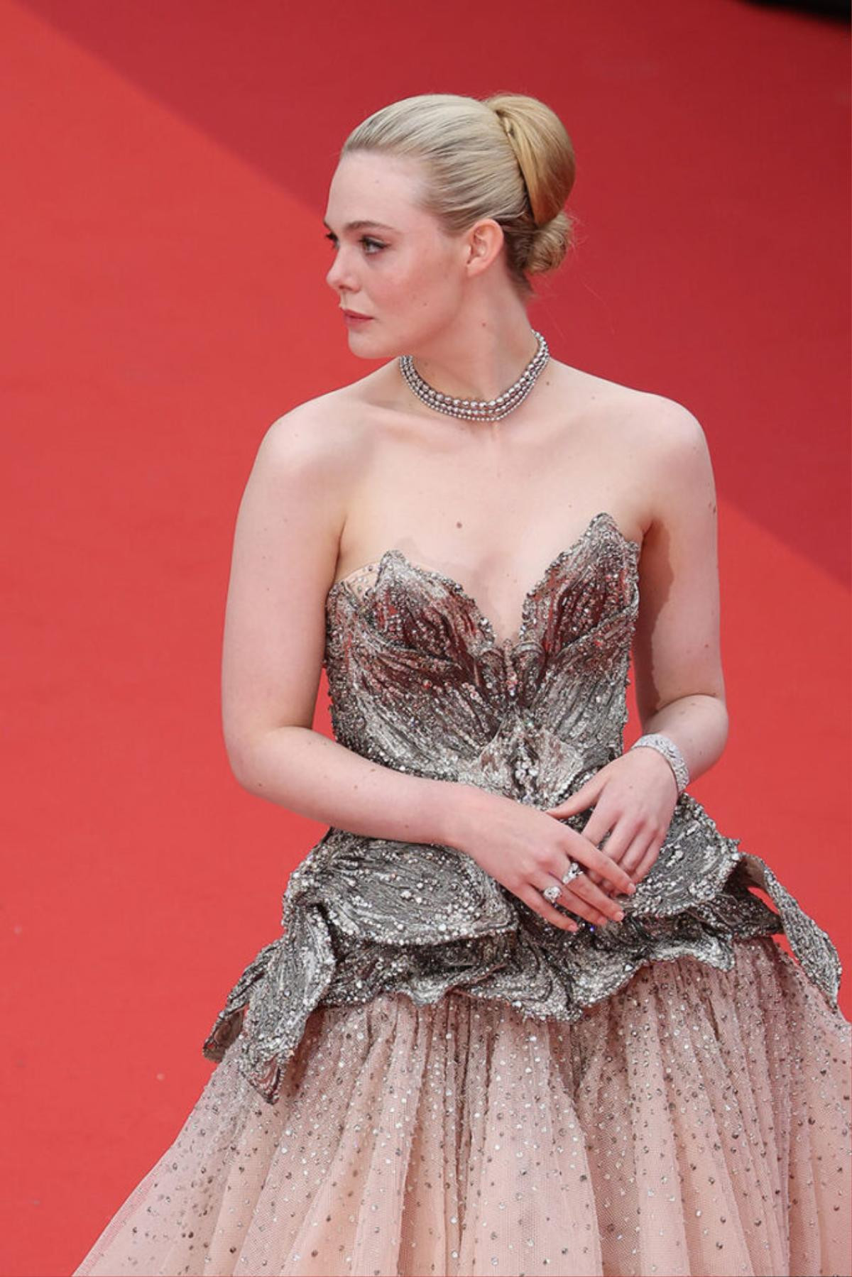 Nàng thơ Elle Fanning khoe 'cặp tuyết lê' tại Cannes 2023 khiến fan đứng ngồi không yên Ảnh 4