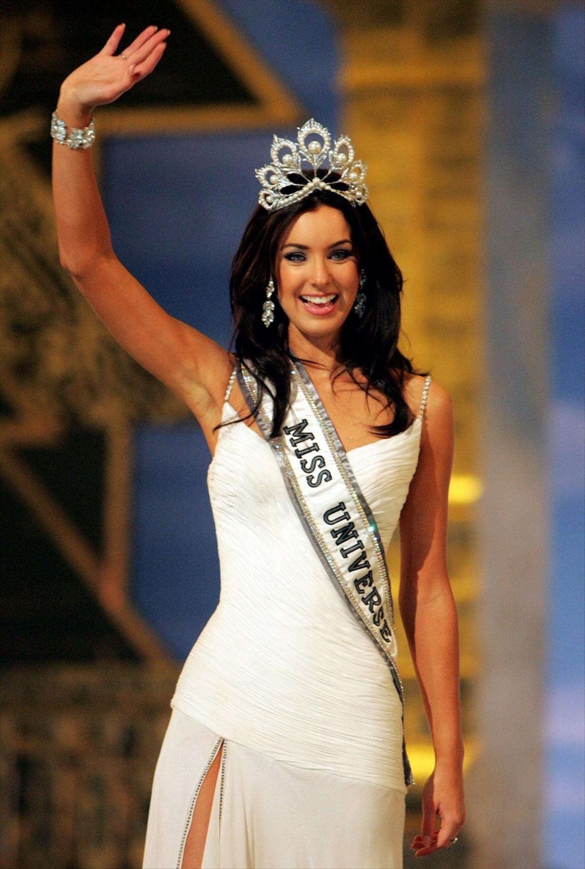 Ái nữ Miss Universe 2005 gây xôn xao với khoảnh khắc đội vương miện của mẹ Ảnh 1