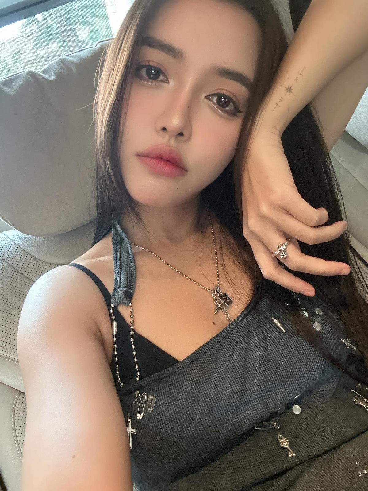 Bích Phương hiếm hoi 'nổi hứng selfie', tận tình hướng dẫn fan trang điểm 'độc lạ' Ảnh 3