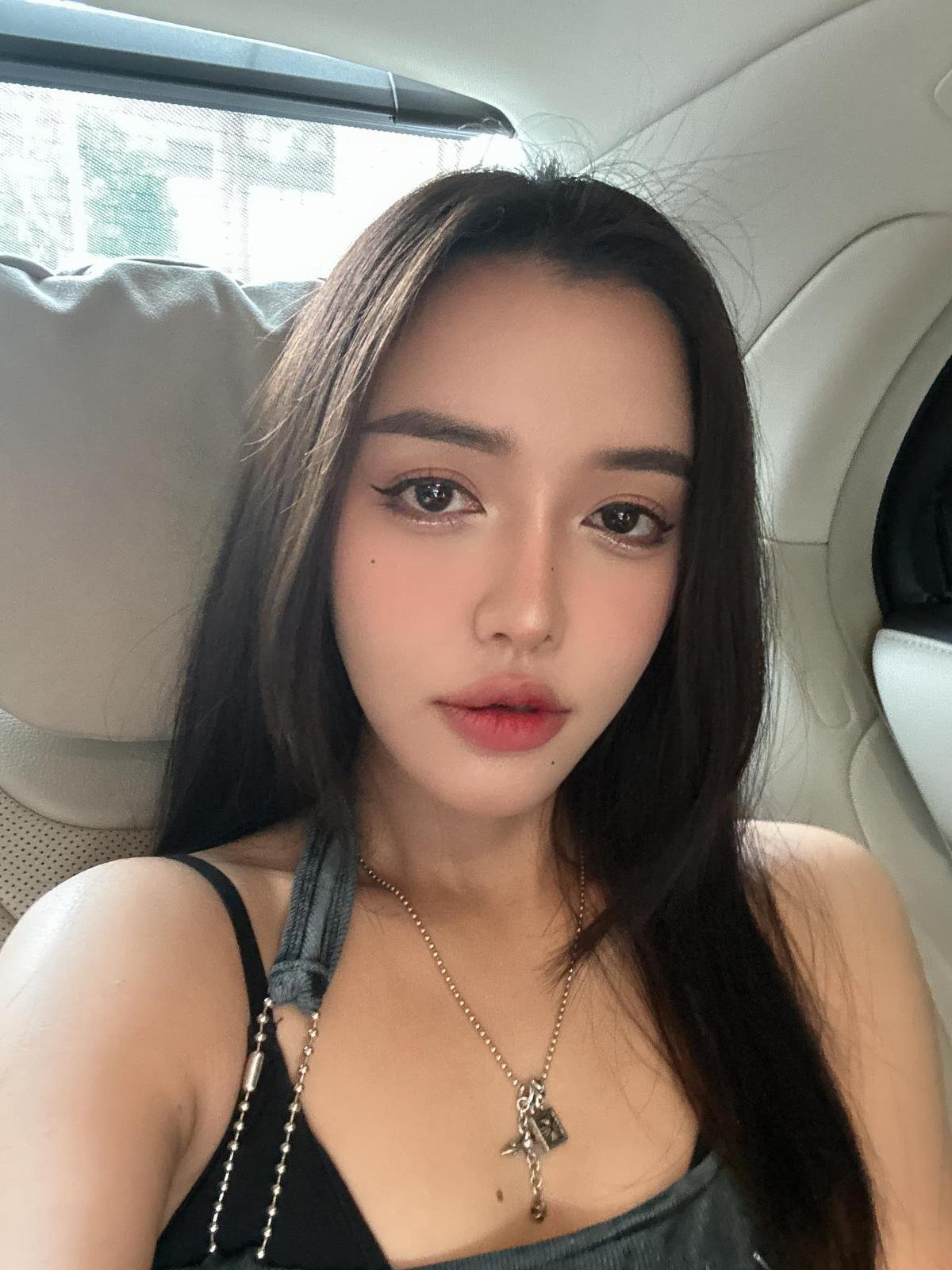 Bích Phương hiếm hoi 'nổi hứng selfie', tận tình hướng dẫn fan trang điểm 'độc lạ' Ảnh 2