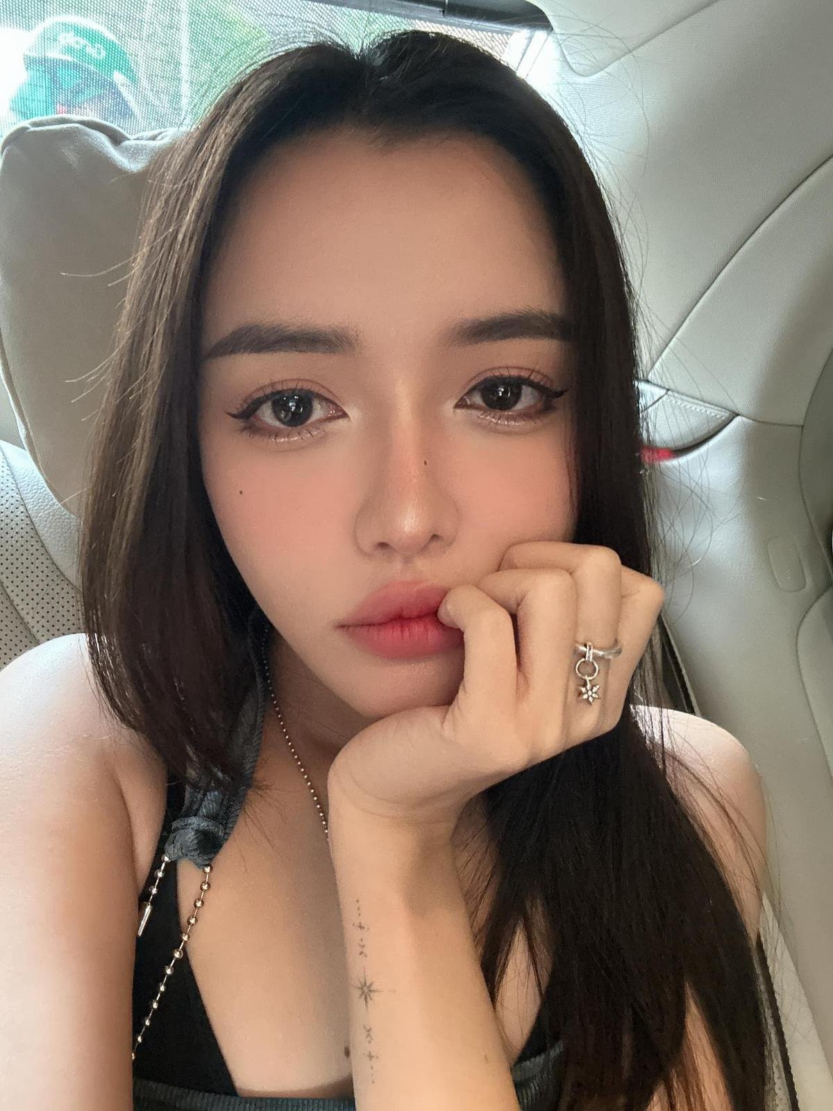 Bích Phương hiếm hoi 'nổi hứng selfie', tận tình hướng dẫn fan trang điểm 'độc lạ' Ảnh 4