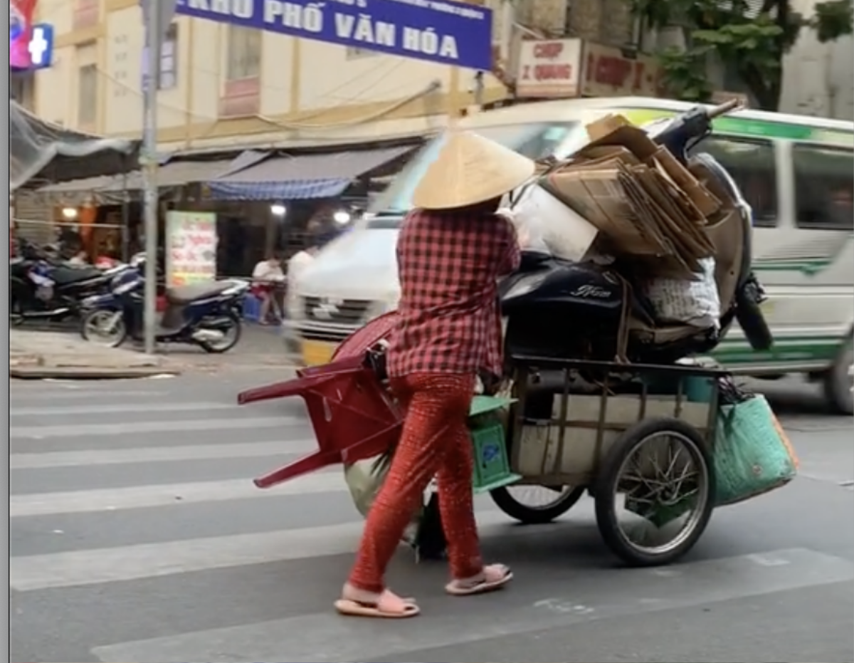 Dân mạng trố mắt ngạc nhiên khi thấy người phụ nữ bán ve chai 'cân' luôn chiếc xe máy Ảnh 1