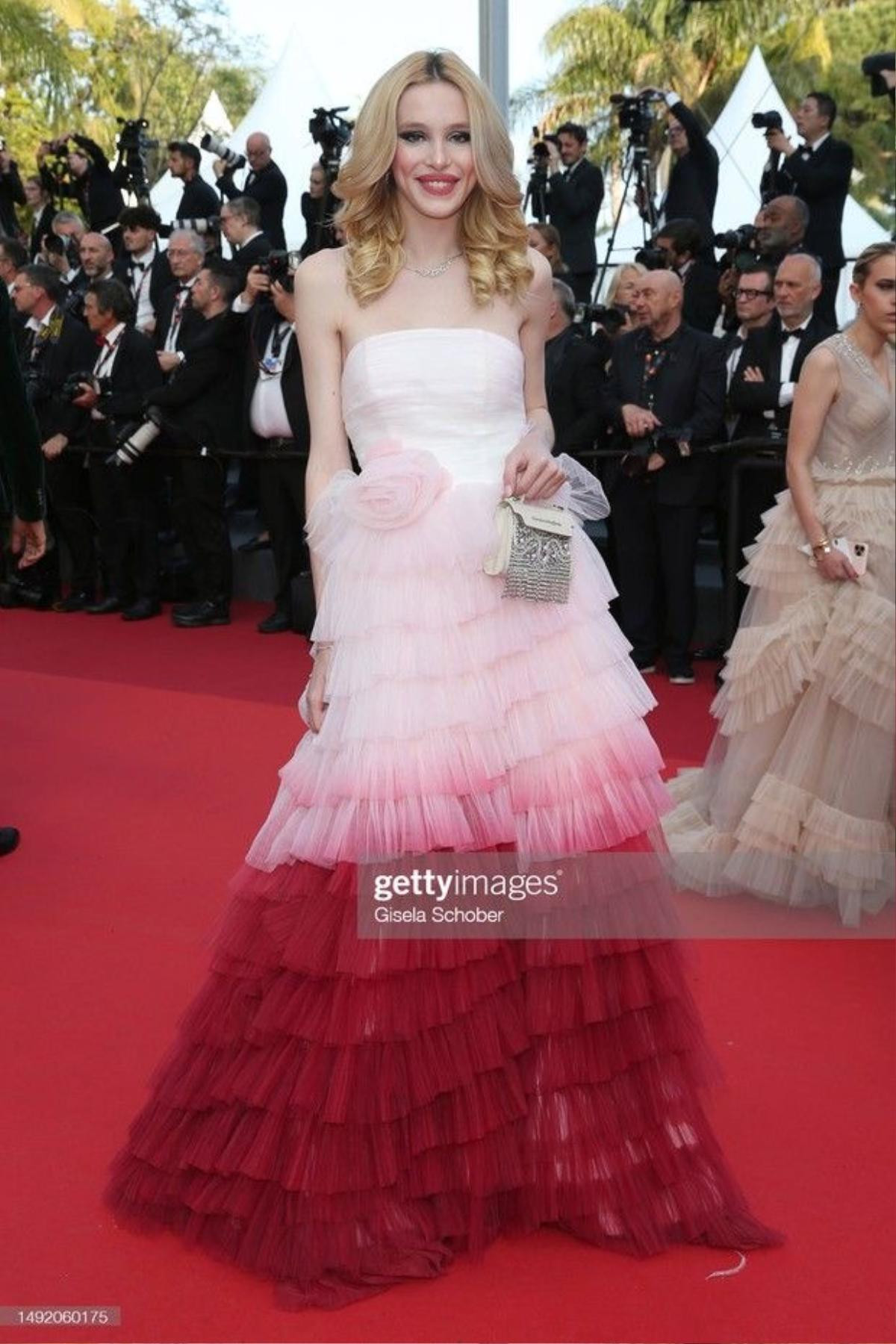 Cannes ngày thứ 6: Lưu Thi Thi - Dương Tử Quỳnh nổi bần bật, 1 nữ diễn viên chống nạng lên thảm đỏ Ảnh 8