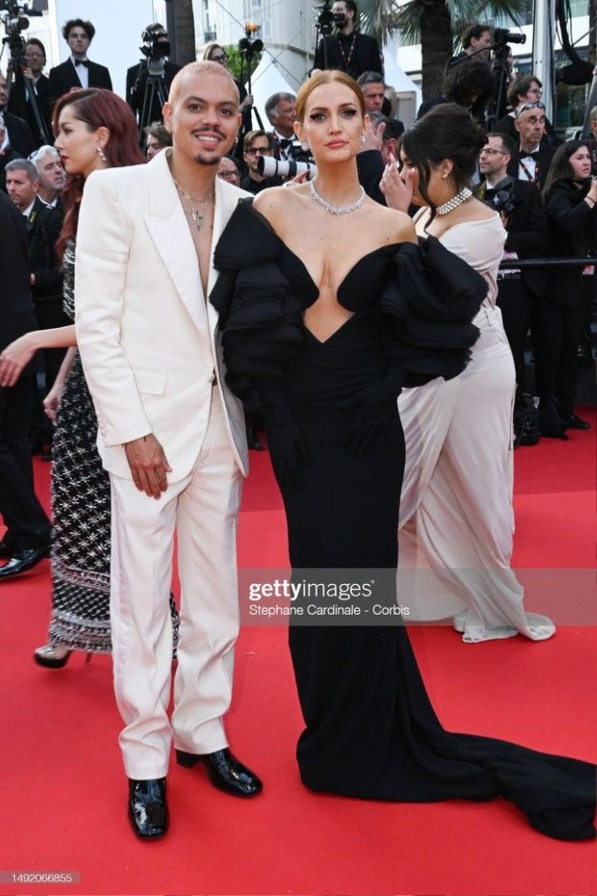 Cannes ngày thứ 6: Lưu Thi Thi - Dương Tử Quỳnh nổi bần bật, 1 nữ diễn viên chống nạng lên thảm đỏ Ảnh 13