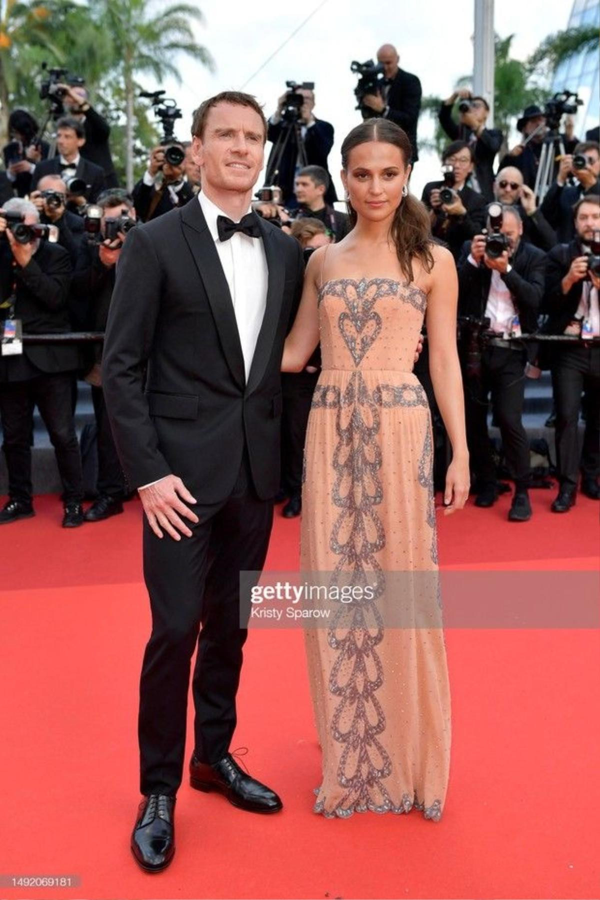 Cannes ngày thứ 6: Lưu Thi Thi - Dương Tử Quỳnh nổi bần bật, 1 nữ diễn viên chống nạng lên thảm đỏ Ảnh 6