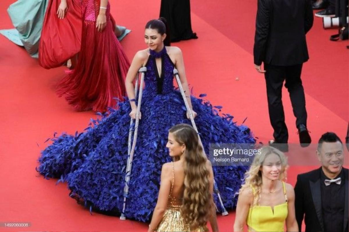 Cannes ngày thứ 6: Lưu Thi Thi - Dương Tử Quỳnh nổi bần bật, 1 nữ diễn viên chống nạng lên thảm đỏ Ảnh 9