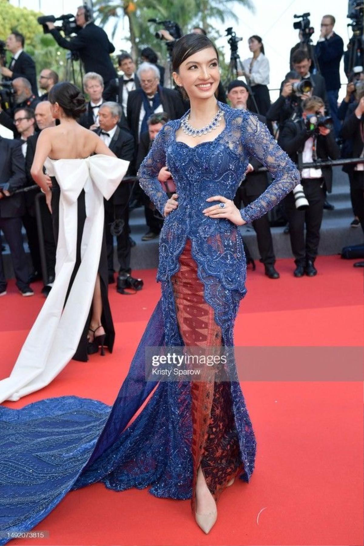 Cannes ngày thứ 6: Lưu Thi Thi - Dương Tử Quỳnh nổi bần bật, 1 nữ diễn viên chống nạng lên thảm đỏ Ảnh 10