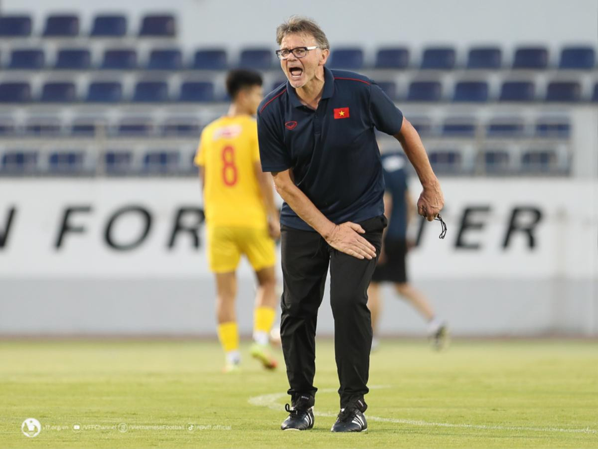 Vòng loại U23 châu Á 2024: HLV Troussier có giúp bóng đá Việt Nam bay cao? Ảnh 1