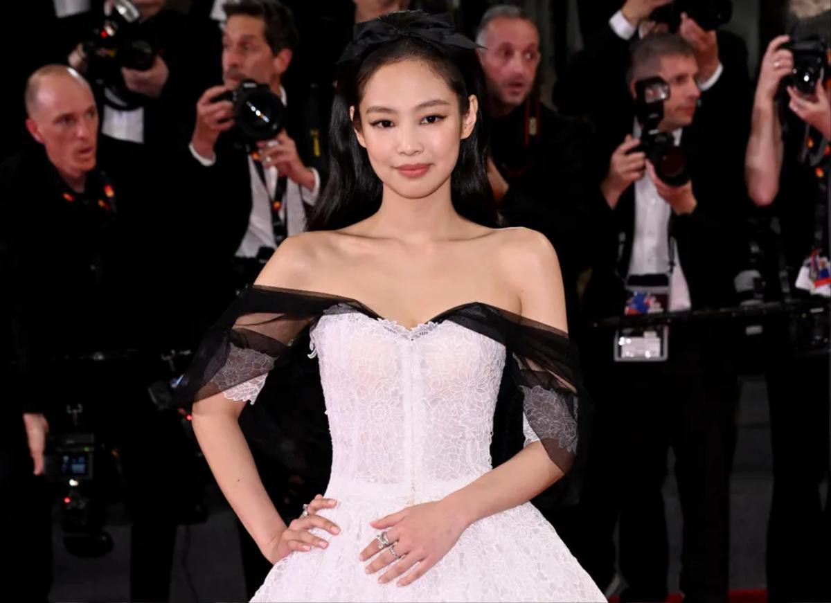 Jennie (BLACKPINK) hóa tiểu thư thanh lịch, nhan sắc kiều diễm hút mắt tại thảm đỏ Cannes ngày 7 Ảnh 1