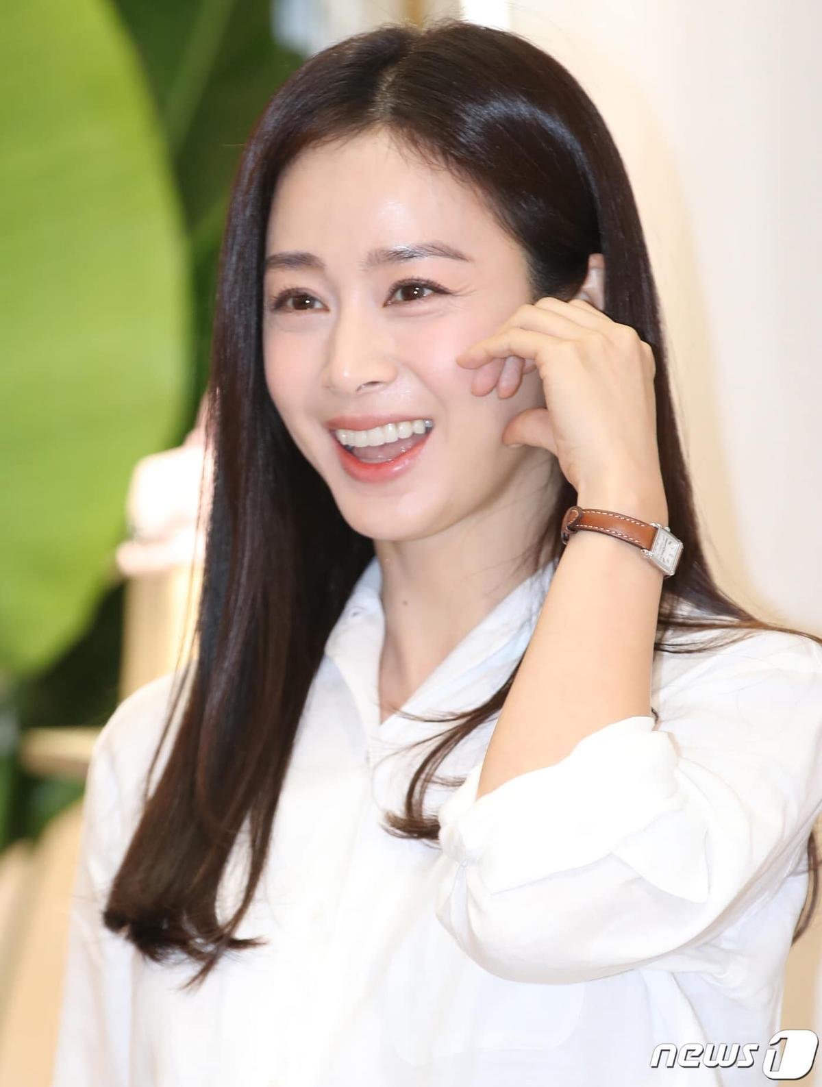 Lộ ảnh cận mặt của Kim Tae Hee ở độ tuổi U50: Có còn xứng danh 'quốc bảo nhan sắc'? Ảnh 1