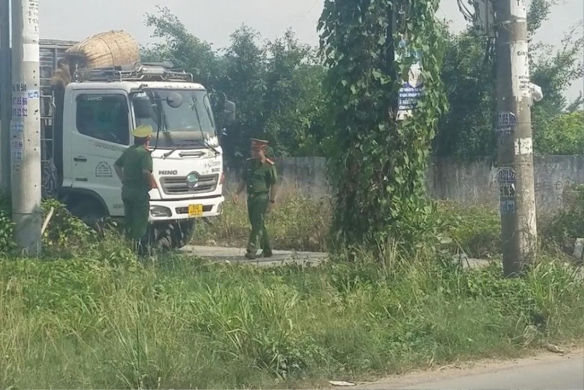 Nghe tiếng động mạnh, người dân chạy đến kiểm tra liền phát hiện cảnh tượng khó tin dưới gầm xe tải Ảnh 1