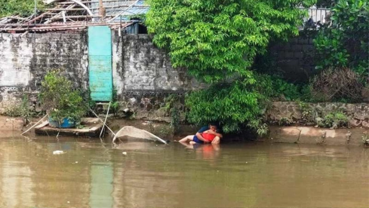 Xót xa cảnh người cha gào khóc, ôm thi thể con trai lớp 1 chết đuối ở con sông trước nhà Ảnh 1