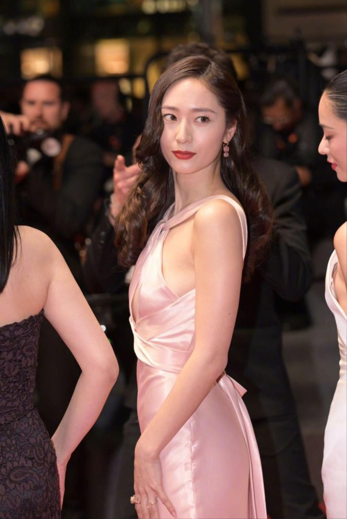 Krystal Jung diện váy cut-out khoe vòng 1 lấp ló: 'Công chúa băng giá' đẹp tan chảy trên thảm đỏ Cannes Ảnh 3