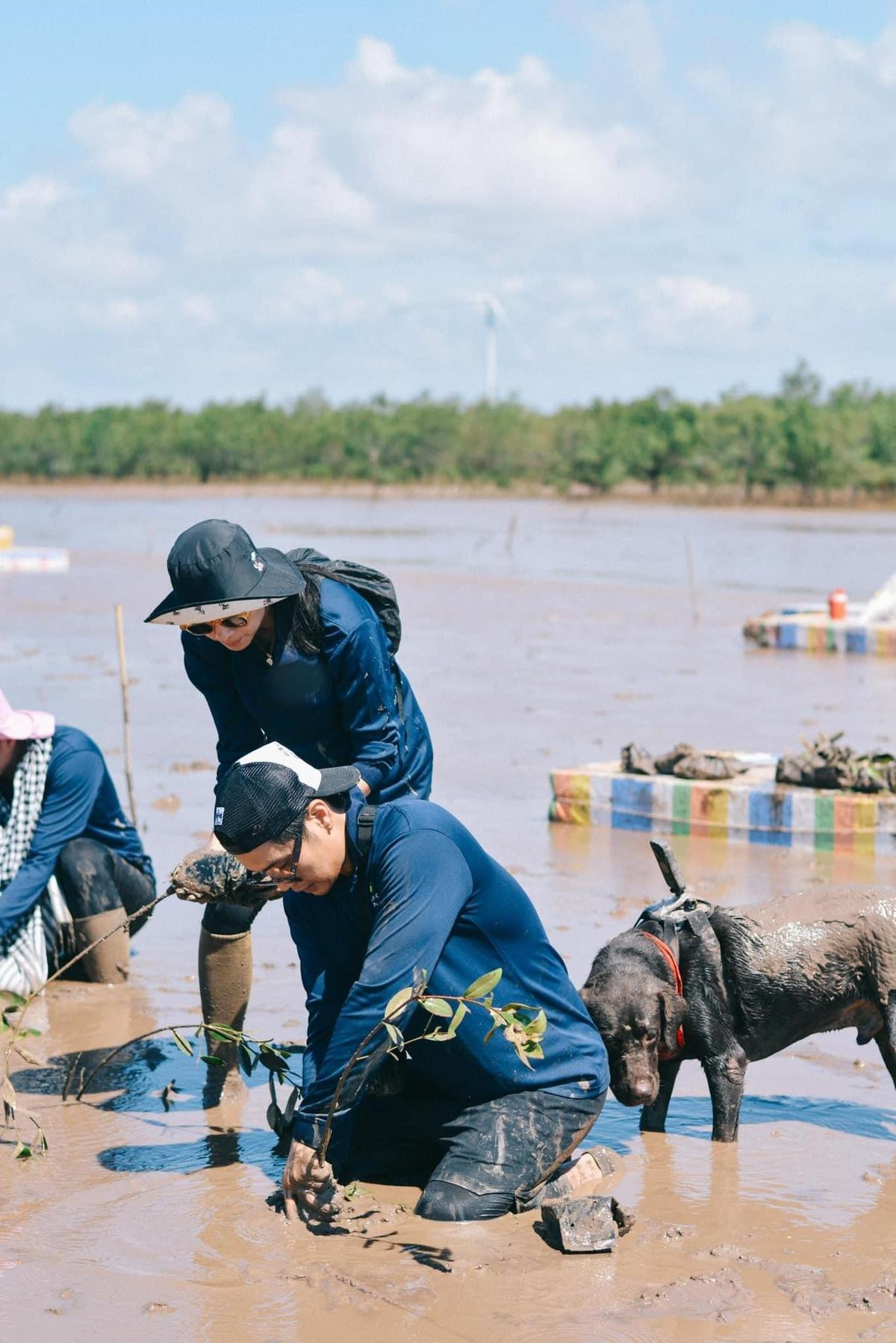 Vợ chồng Ngô Thanh Vân ghi điểm, không ngại 'trèo đèo, lội suối' làm việc đây nhân nhân văn này đây Ảnh 1