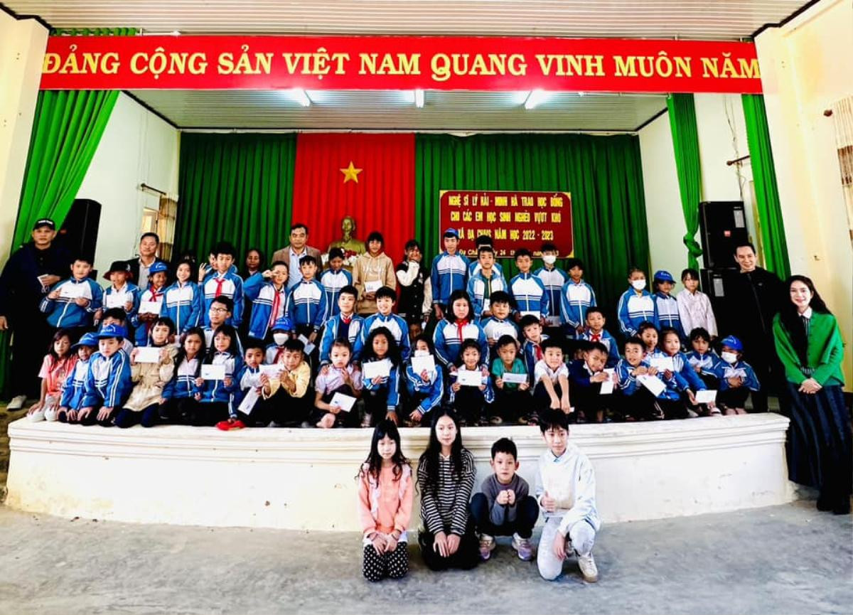 Vợ chồng Lý Hải - Minh Hà trao học bổng cho 95 em học sinh gặp nhiều khó khăn tại Lâm Đồng Ảnh 3