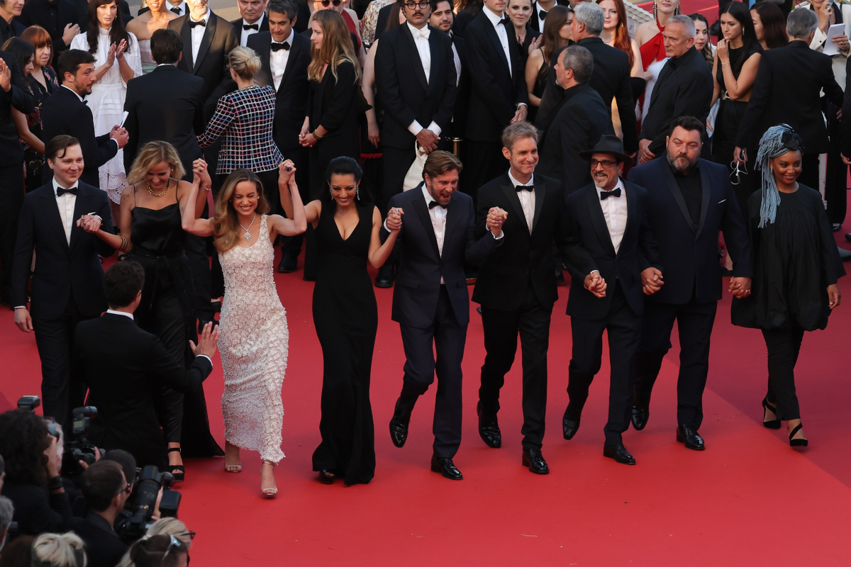 Thảm đỏ bế mạc Cannes 2023: Có người diện đồ như 'rạp xiếc', Phạm Băng Băng ổn định nhất? Ảnh 10