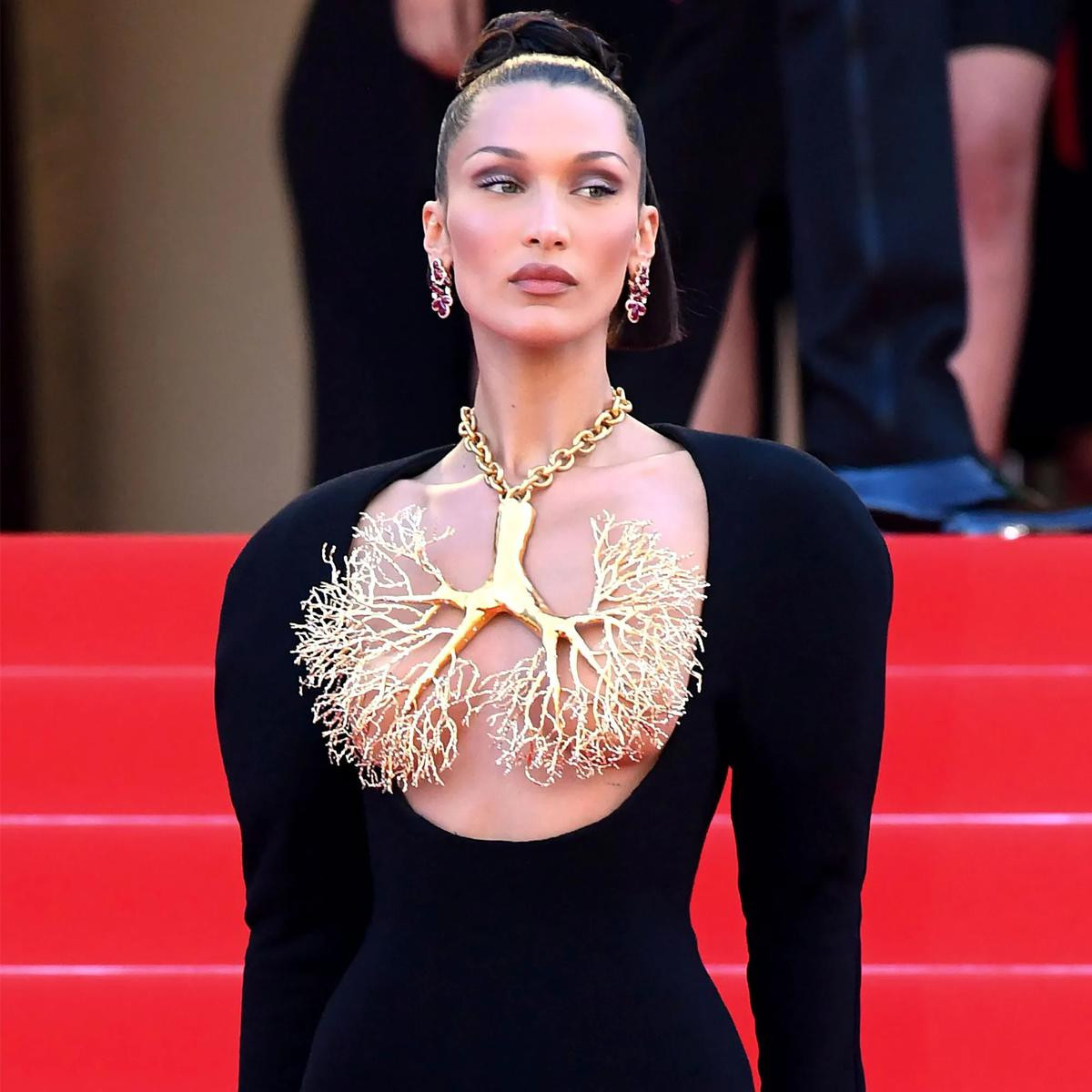 'Nepo Baby' khác bọt như Bella Hadid: Chăm chỉ, kính nghiệp, 'lăn xả' catwalk không ngơi nghỉ Ảnh 3