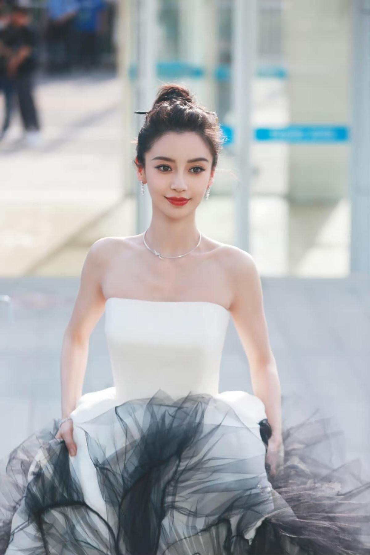 Rũ bỏ hình tượng, Angelababy được ví von như 'cánh bướm rực lửa' Ảnh 6