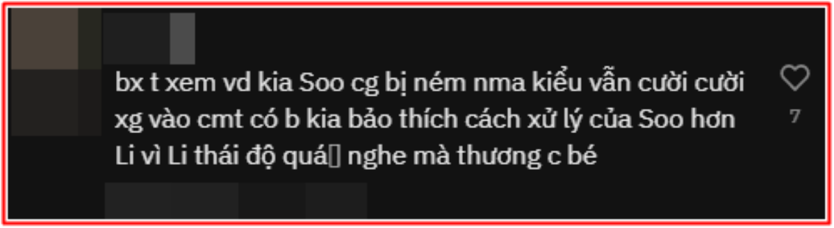 Lisa bị chỉ trích vì từ chối quà fan tặng, tỏ rõ thái độ khó chịu ngay trên sân khấu Ảnh 3