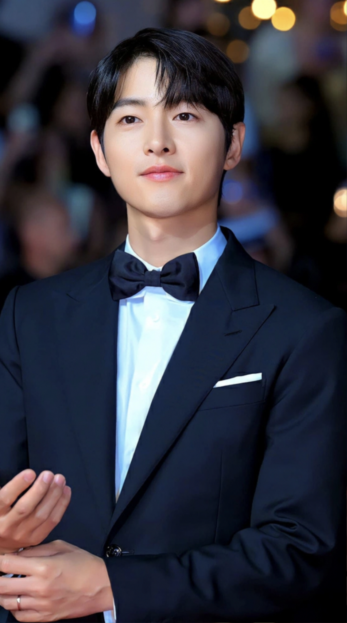 Song Joong Ki hẹn hò vợ bầu tại Pháp, bà xã nam diễn viên liên tục có hành động gây chú ý nơi đông người Ảnh 1