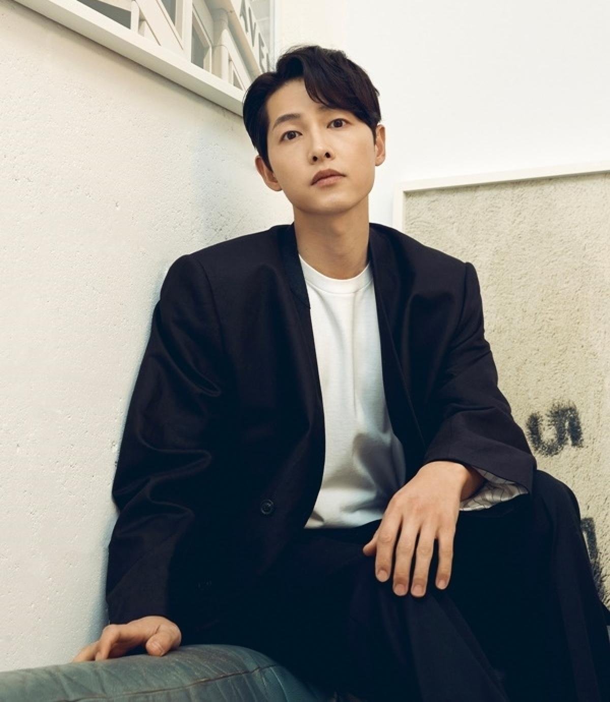 Song Joong Ki hẹn hò vợ bầu tại Pháp, bà xã nam diễn viên liên tục có hành động gây chú ý nơi đông người Ảnh 4