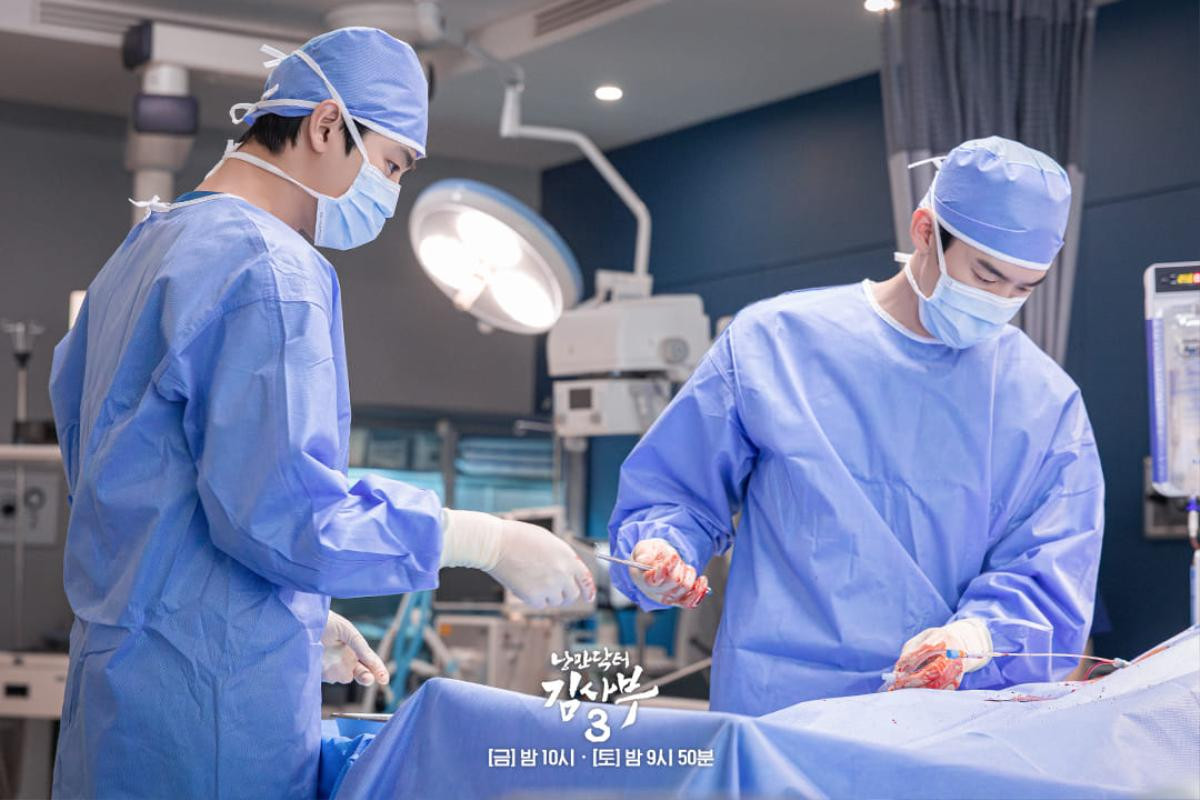 Vừa trở lại, bác sĩ Kang Dong Joo đã cho Ahn Hyo Seop một 'cú tát' đau điếng ở Người Thầy Y Đức 3 Ảnh 4