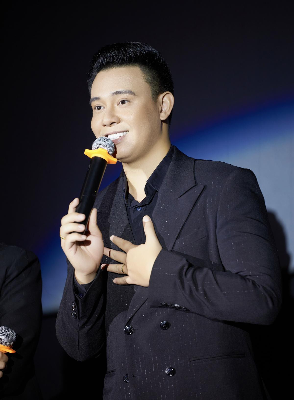 Đông Hùng - Top 4 Vietnam Idol 2014 trải lòng sau biến cố 'gánh nợ' cho mẹ, từng bán hoa quả để kiếm sống Ảnh 3