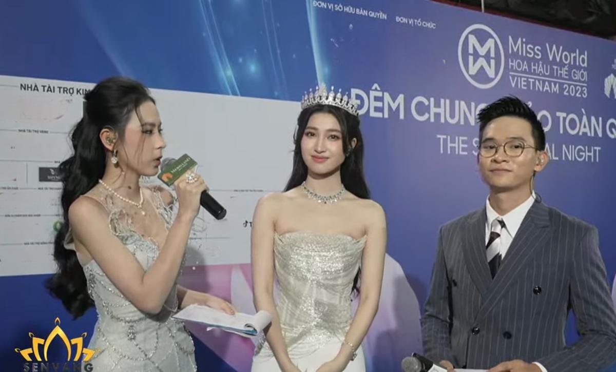 'Đại chiến thảm đỏ' Miss World VN: Tiểu Vy đơn giản vẫn 'ăn đứt' Thanh Thuỷ - Mai Phương Ảnh 1