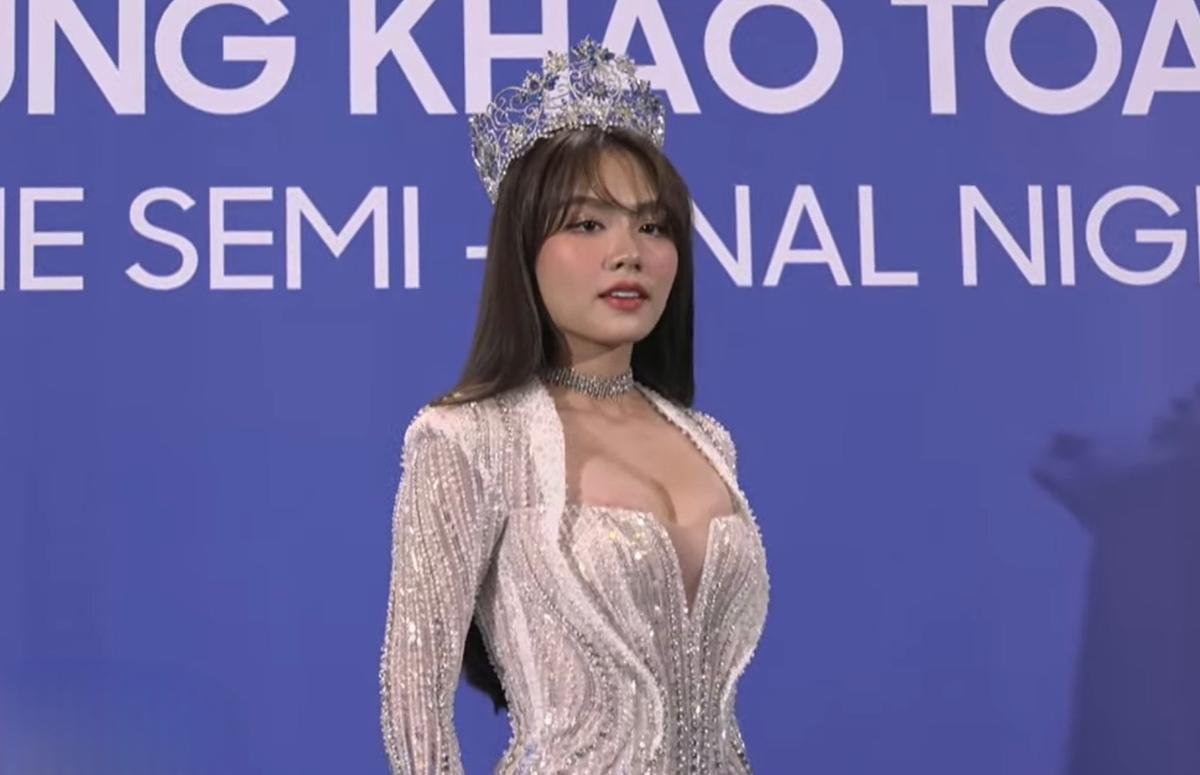 'Đại chiến thảm đỏ' Miss World VN: Tiểu Vy đơn giản vẫn 'ăn đứt' Thanh Thuỷ - Mai Phương Ảnh 2