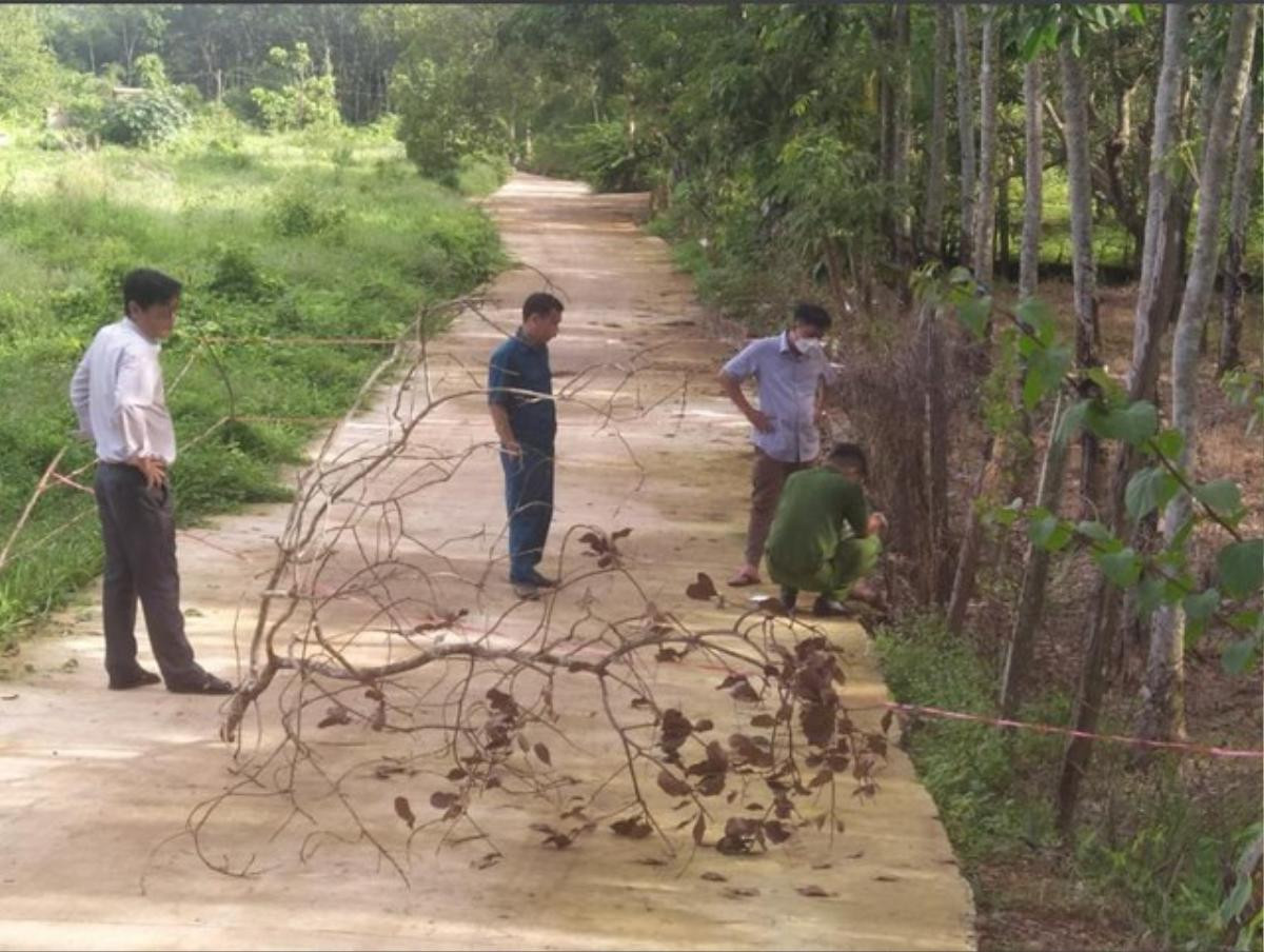 Bé trai sơ sinh nằm tử vong cạnh lô cao su, 'chết lặng' khi nhìn vào một bên chân của thi thể Ảnh 1